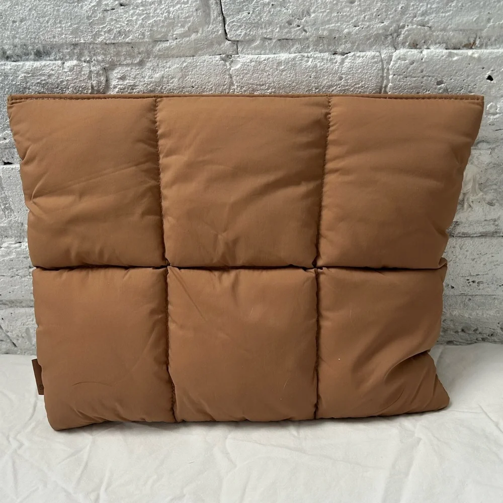 Comfyable Brown Tan Quilted Air Laptop Sleeve